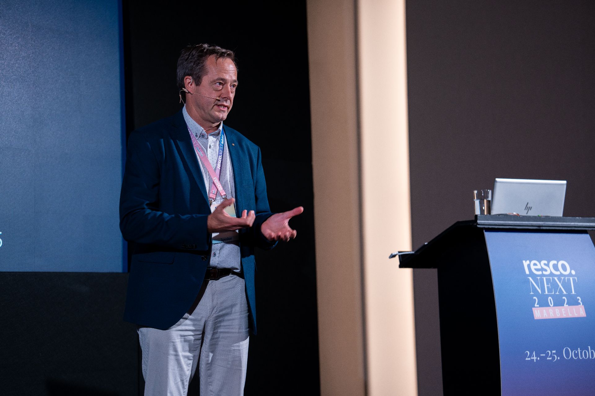 Tom Moortgat in front of the speaker desk presenting at resco.NEXT 2023