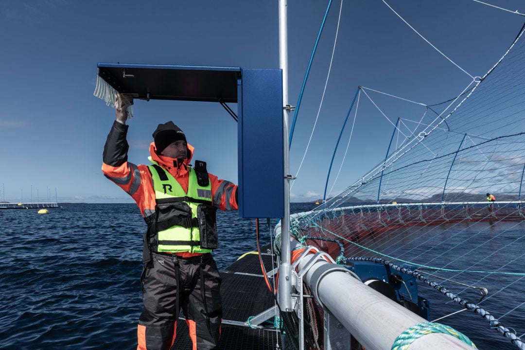 Scale AQ field engineer inspecting an asset using Resco